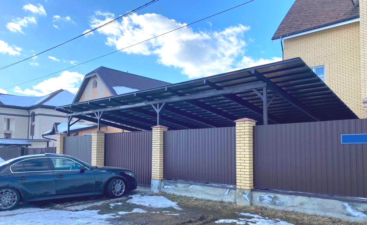 Навес для автомобиля двускатный перед гаражом