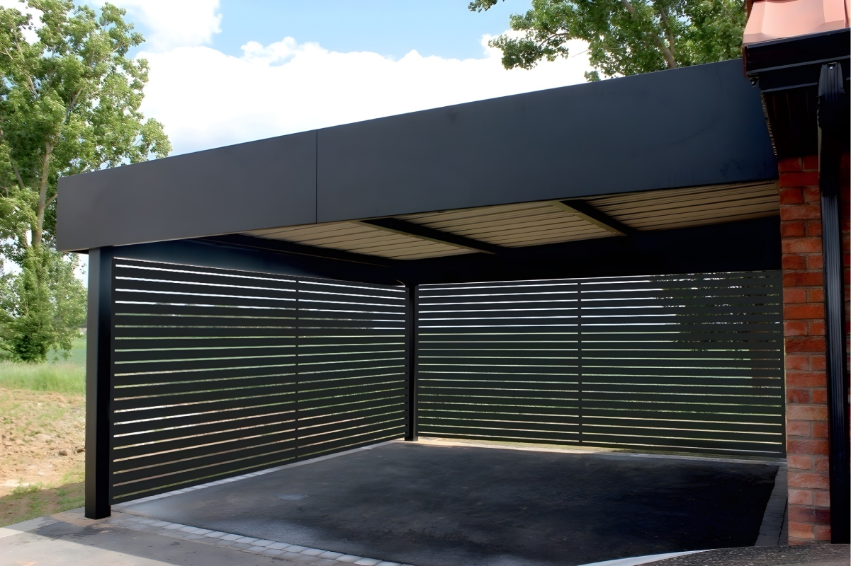 Полузакрытый навес с крышей из поликарбоната