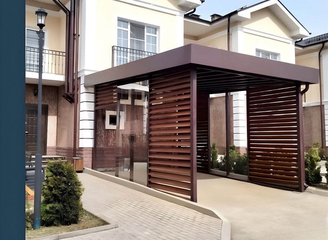 Односкатный автонавес из поликарбоната в стиле хай-тек для автомобиля с закрытыми боковинами Двускатный навес с поликарбонатом для автомобиля