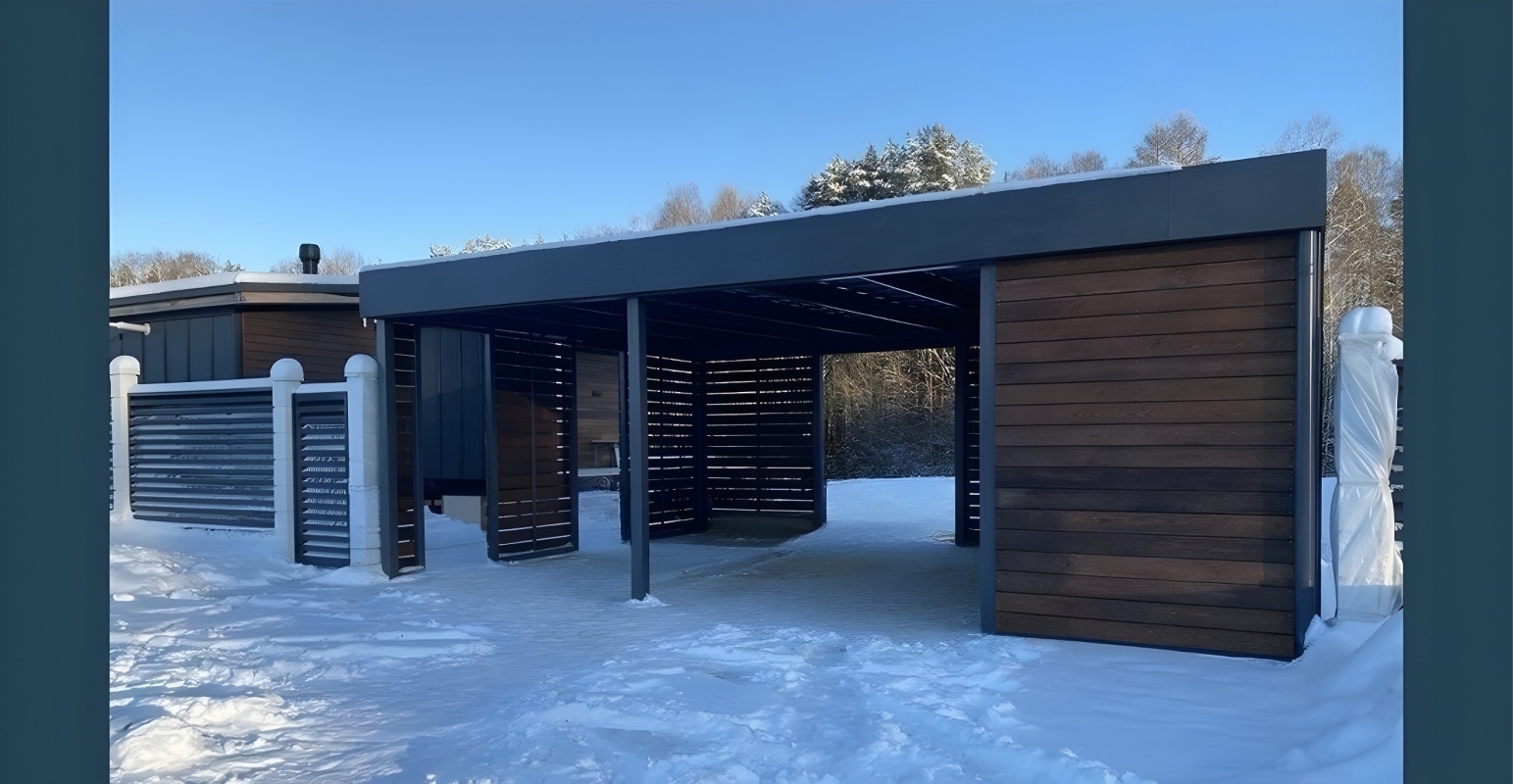 Односкатный автонавес из поликарбоната в стиле хай-тек для автомобиля с закрытыми боковинами Двускатный навес с поликарбонатом для автомобиля